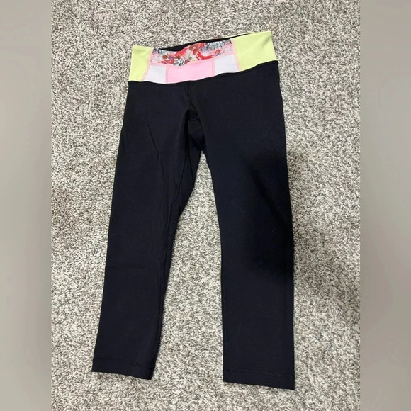 Lululemon Colorful Waistband cropped Leggings size 6 used condition reversible - Picture 4 of 7